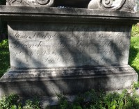 nápis na náhrobku je v němčině