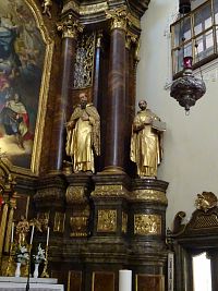 sochy napravo oltáře