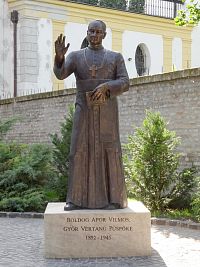 socha biskupa Boldoga, postřelého Rusy, když před nimi bránil dívky a ženy, na následky zemřel