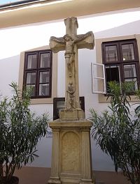 kříž u muzea