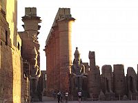 brána se sochami Ramesse II.