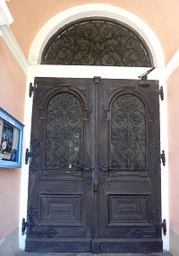 dveře kostela