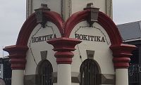 Hokitika - detail s nápisem městečka