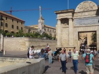 pohled na monument sv. Rafaela a bránu