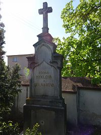 pomník v rohu hřbitova