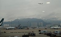 letiště je obklopeno horami