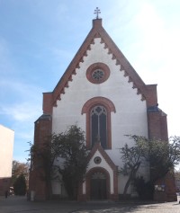 čelní pohled na kostel