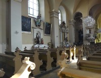 levá strana kostela při pohledu na oltář 