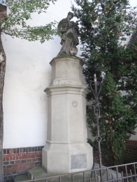 socha sv. Jana Nepomuckého před kostelem