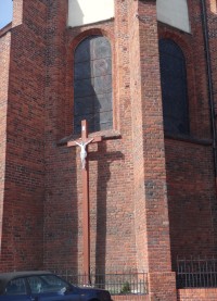 dřevěný kříž u zadní stěny kostela