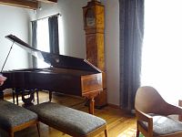 pokoj s klavírem
