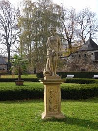 Bruntál - sochy v zámeckém parku