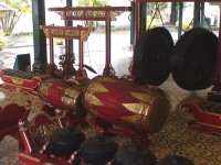 Yogyakarta nástroje orchestru gamelan v sult. paláci