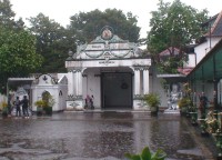 Yogyakarta nádvoří sultánského paláce se strážci-raksus