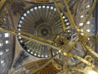 Istanbul Hagia Sofia kupole přes lustr