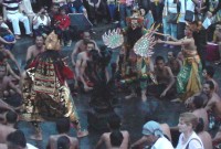 Uluwatu Kecak tančí sedící tanečníci