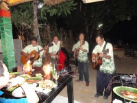 Jimbaran k večeři hraje místní hudba