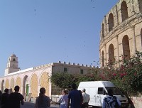 El Jem část kolosea s přilehlou mešitou