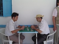 muži hrají karty