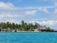Maledivy Faru pohled na část ostrova s plážovým barem
