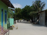 Maledivy Huraa ulička, vlevo síťová sedadla na odpočinek