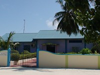 Maledivy ostrov Huraa správní budova ostrova