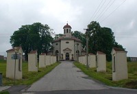 Petřvald kostel sv. Jindřicha s kapličkami