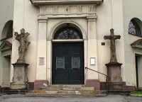 Petřvald vstup do kostela se sochami