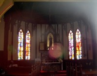 Starý Smokovec interiér kostelíku, foceno pře sklo