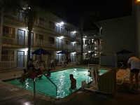 LA večerní koupání v motelovém bazénu