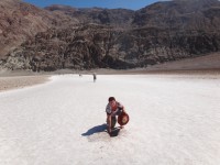 Death Valley Badwater zkouším teplotu vody a země