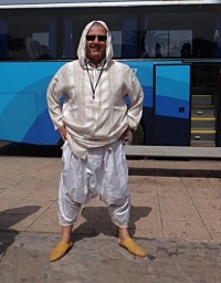 Abdoulah předvádí typický marocký oděv