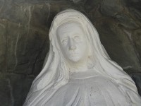Jablunkov detail sochy Panny Marie ve farní zahradě