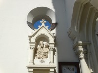 OVA-Přívoz socha na průčelí kostela 