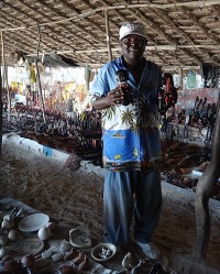 Kenya Julien prodejce suvenýrů