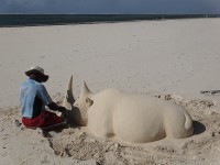 Kenya umělec tvoří zvířata z písku