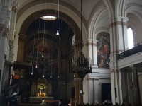 Vídeň hlavní olář, vpravo freska Kristova vzkříšení 