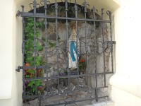 Rychvald jeskyňka Panny Marie ve vnější stěně kostela