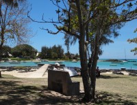 park s kamennou lavičkou na pláži