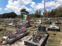 hroby s vlajkami