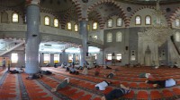 do mešity se chodí nejen modlit