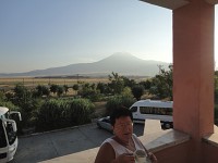 Dogubeyazit snídaně na terase hotelu s výhledem na Ararat