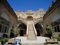 Mardin Zinciriye medresa, schodiště na nádvoří