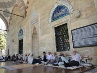 Amasya muži u mešity posedávají a diskutují