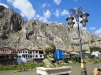 Amasya sultán Bayezid , staré domy a skála s hrobkami