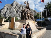 Amasya u jezdecké sochy Kemala Atatürka s Turkyní