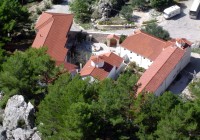 pohled shora na klášter Agios Dimitros