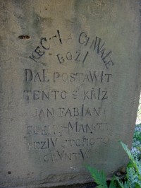 Studénka Fabiánův kříž zadní strana podstavce s nápisem