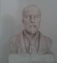 Orlová busta Masaryka ve vstupní hale