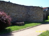 hradby s částečně zachovalou baštou